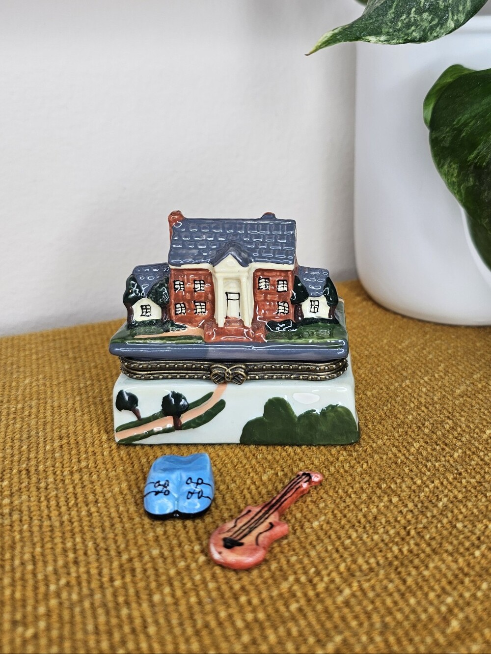 VTG Graceland Hinged Trinket Box
